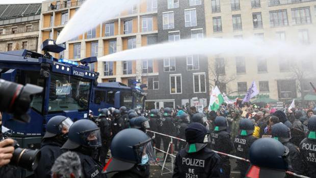 Los manifestantes contra las restricciones por el Covid toman el centro de Berlín