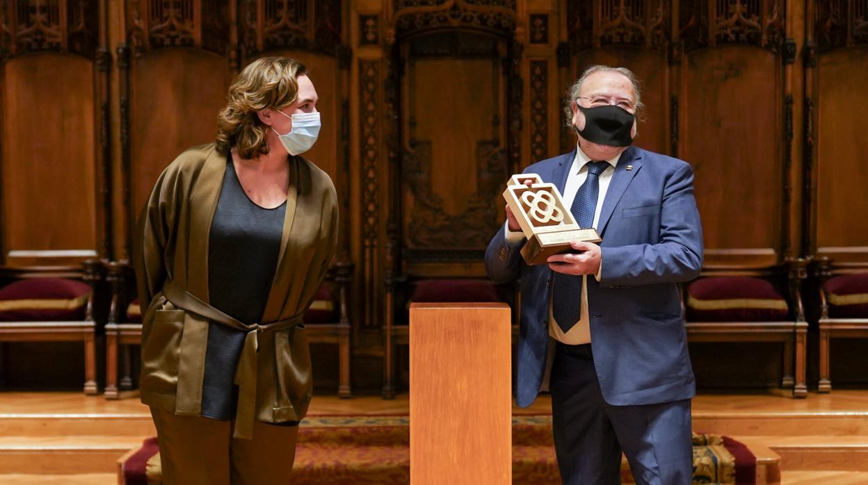 Ada Colau, durante la entrega de un premio a los comerciantes de Barcelona