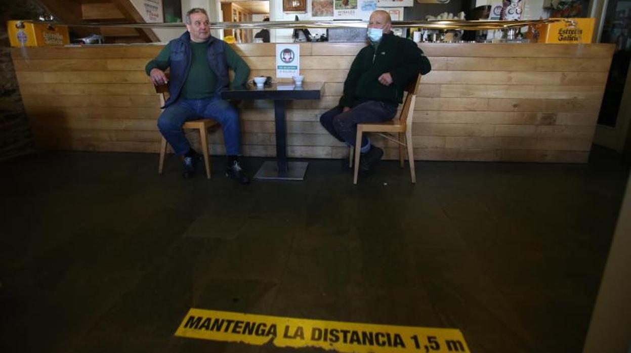 Clientes en el interior de un local de hostelería en el concello de Touro