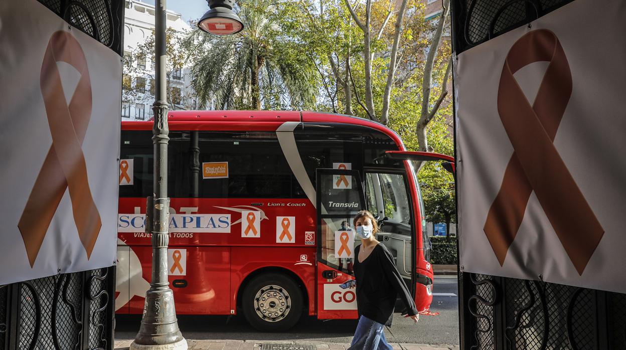 Imagen de uno de los autobuses de la protesta de la educación concertada con lazos amarillos