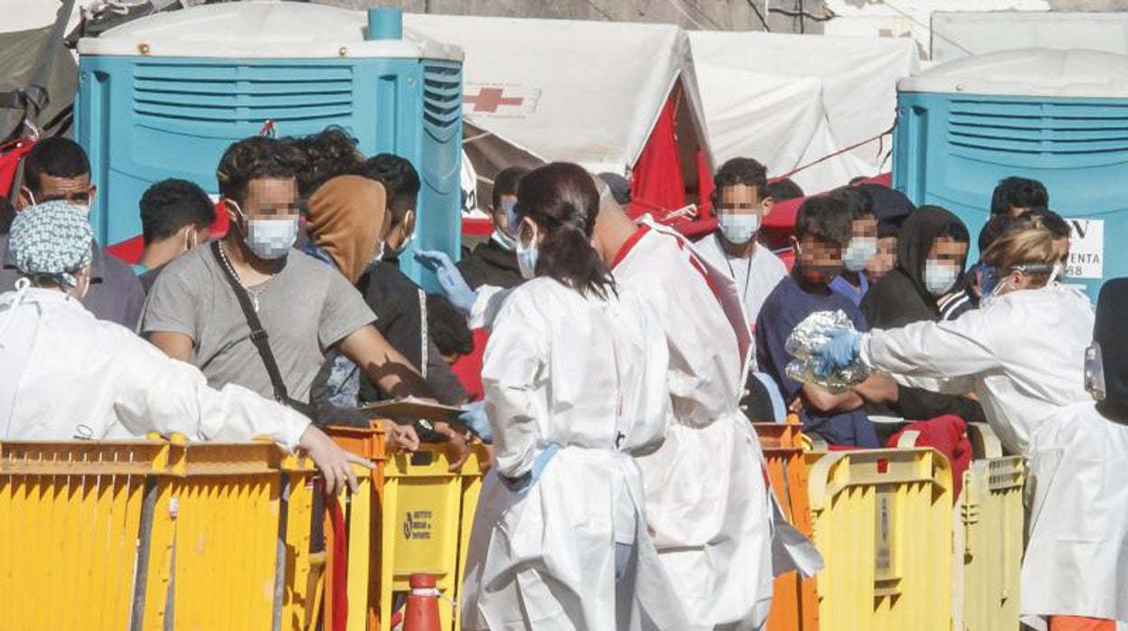 Inmigrantes atendidos ayer en el muelle de Arguineguín