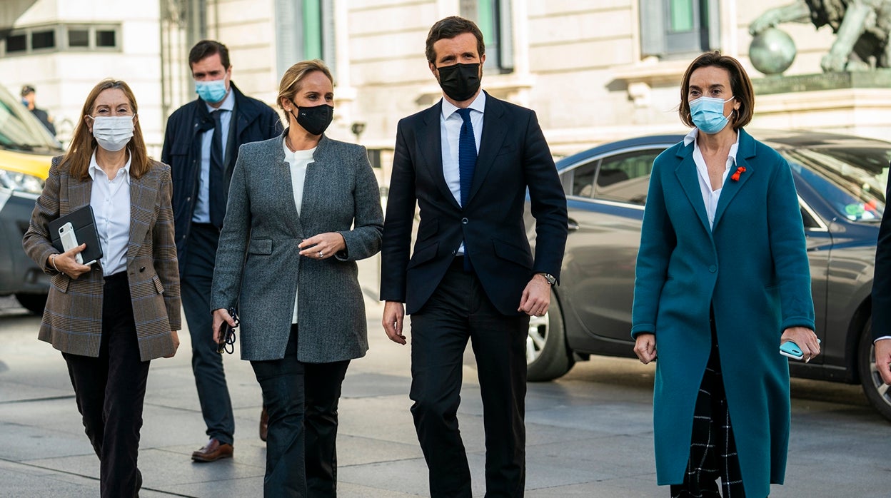 Ana Pastor, Ana Camins, Pablo Casado y Cuca Gamarra, fuera del Congreso de los Diputados