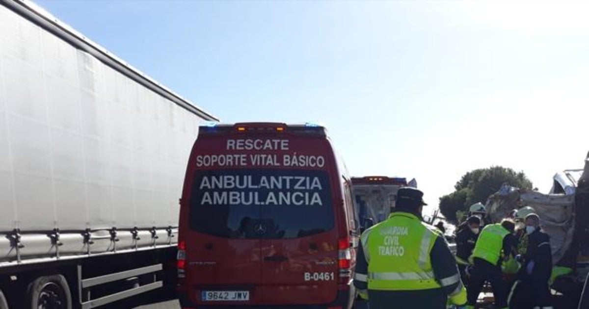 Una imagen de la intervención de los equipos de rescate en el accidente con resultado de dos heridos.