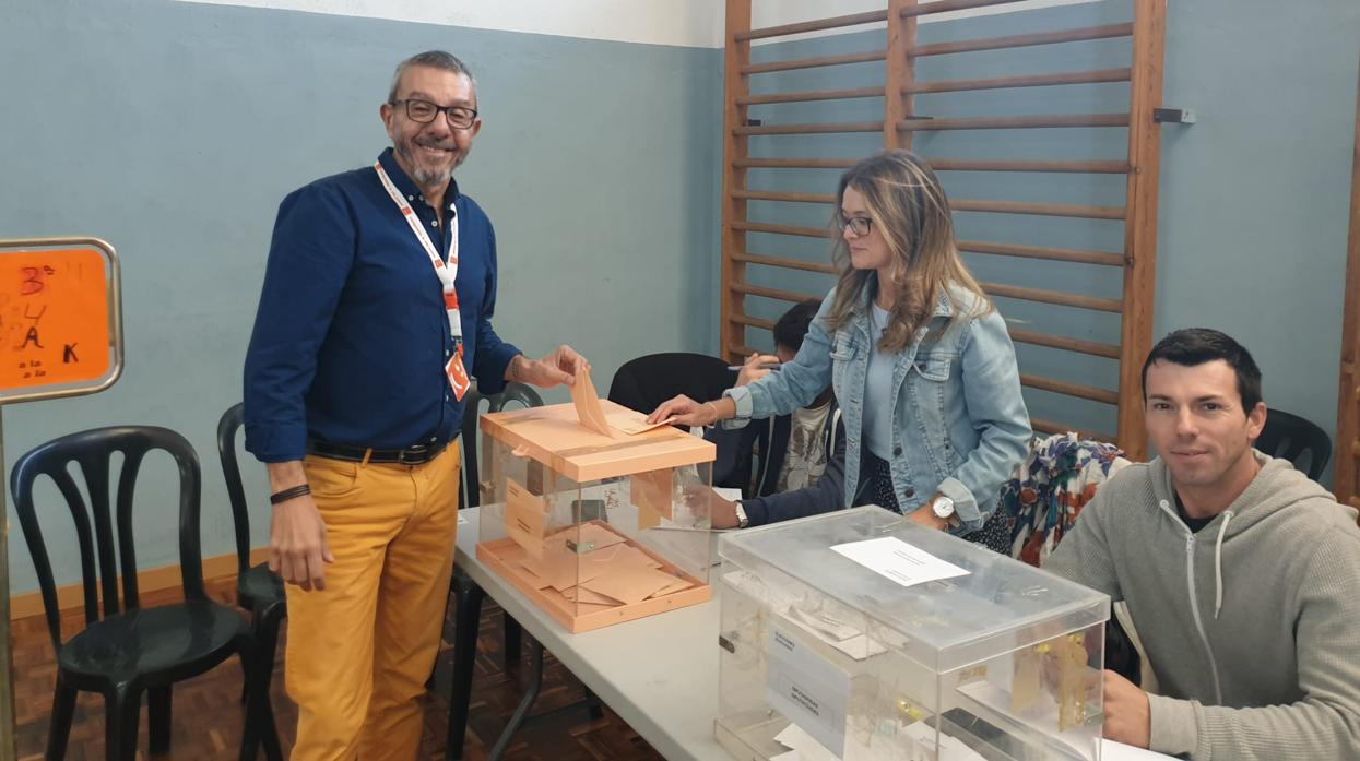 El concejal de Compromís Josep Castiñeira, votando en las Elecciones Generales, en una imagen difundida por Compromís en sus redes sociales