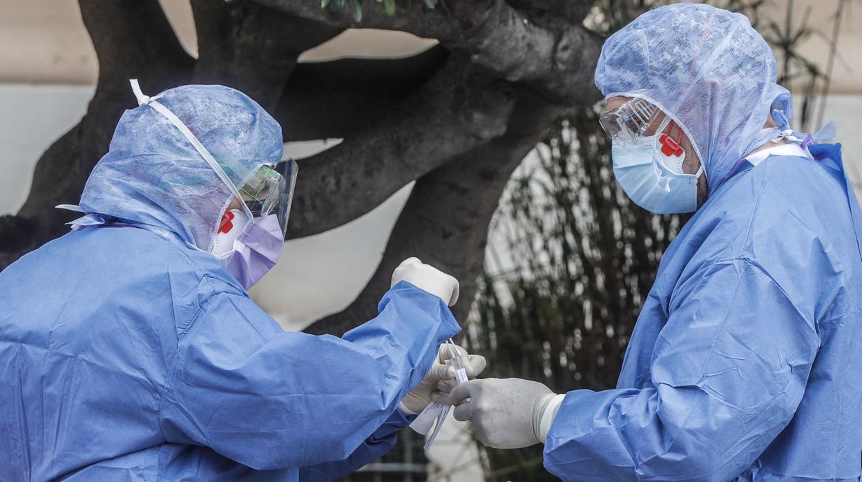 Imagen de archivo de sanitarios del Hospital de la Malvarrosa realizando test del coronavirus