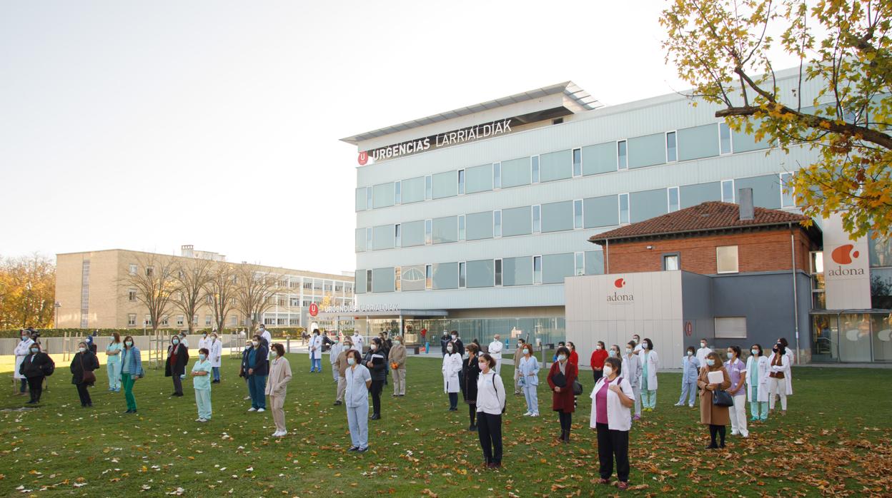 Sanitarios y sociosanitarios de Navarra en uno de los jardines del Complejo Hospitalario.