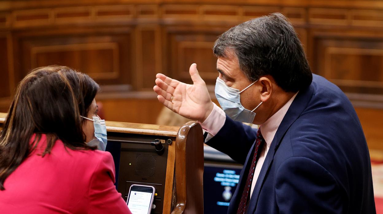 La portavoz parlamentaria del PSOE, Adriana Lastra (i), conversa con el portavoz del PNV, Aitor Esteban (d), durante la sesión plenaria del Congreso de los Diputados celebrada este martes en Madrid