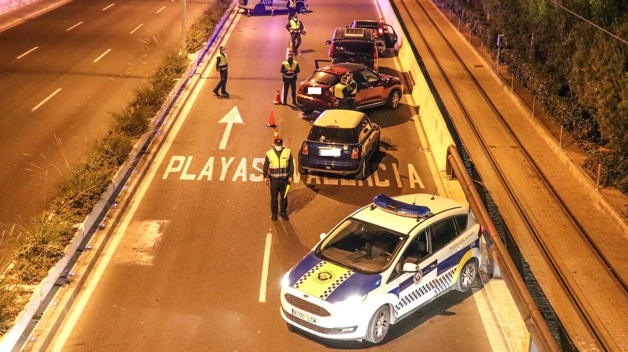 Control de tráfico de la Policía Local de madrugada en Alicante, este viernes