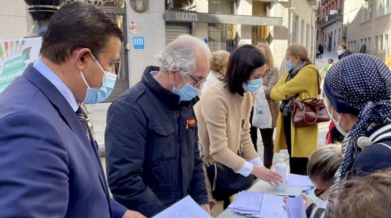 El presidente del PP de Ávila, Carlos García, en una de las mesas que han recogido firmas contra la Ley Celaá