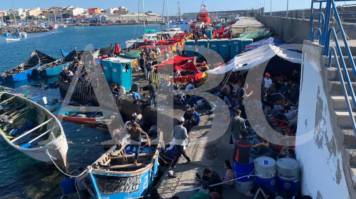 Inmigrantes hacinados en el muelle de Arguineguín
