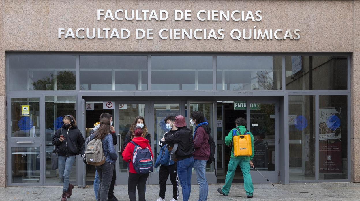 Sanidad valora hacer pruebas de detección a los universitarios al ir y volver de las vacaciones de Navidad