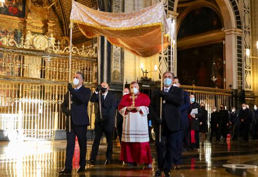 El nuevo arzobispo juró ante las Sagradas Escrituras en La Seo y luego ofició misa en la Basílica del Pilar