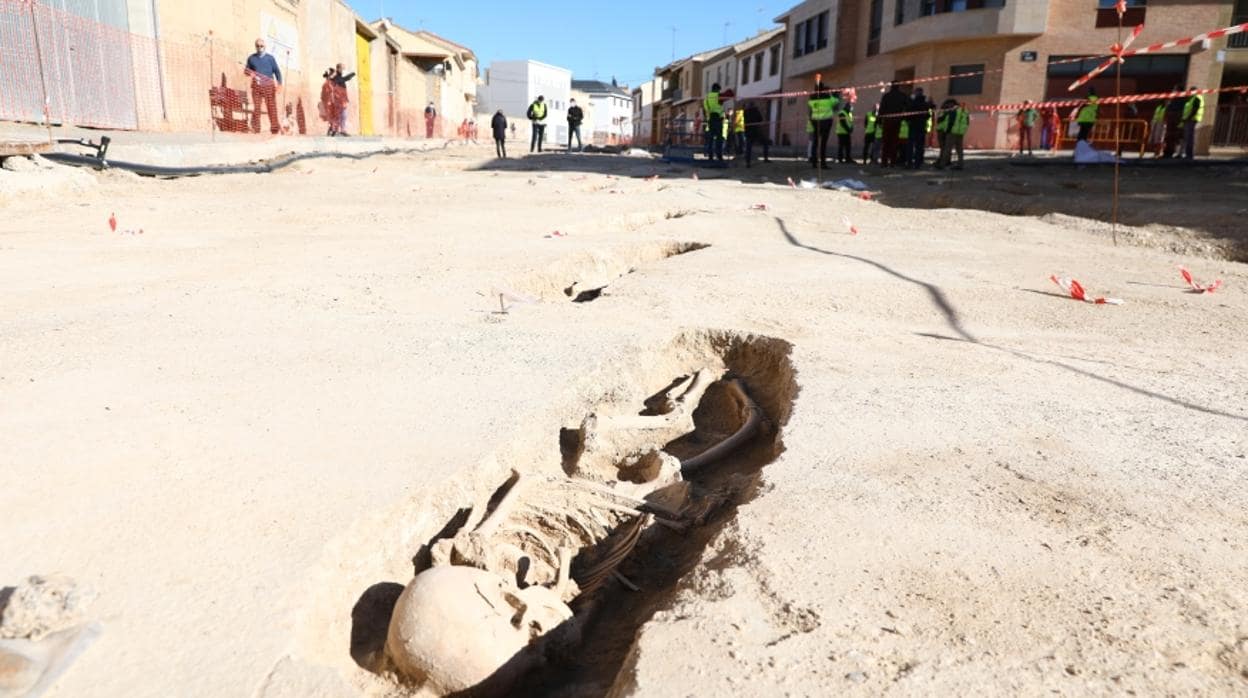 Esqueleto en una de las sepulturas halladas en este gran cementerio musulmán de Tauste, de más de mil años de antigüedad
