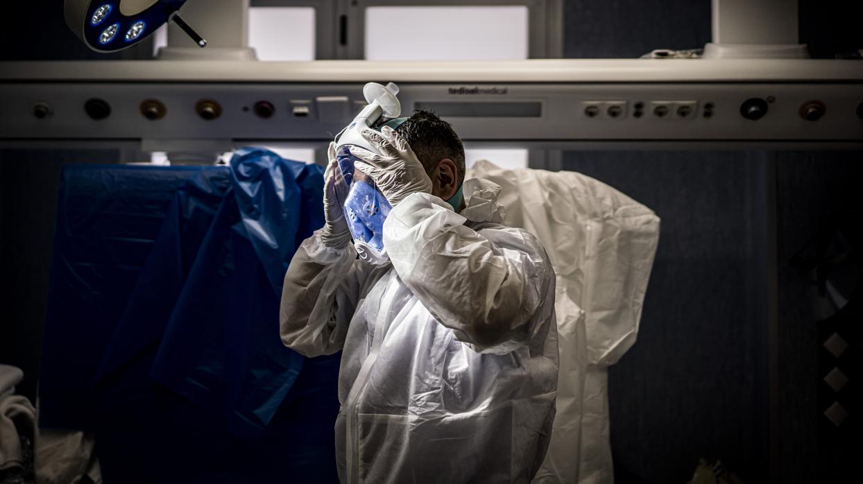 Imagen de archivo de sanitarios con el traje de protección contra el coronavirus