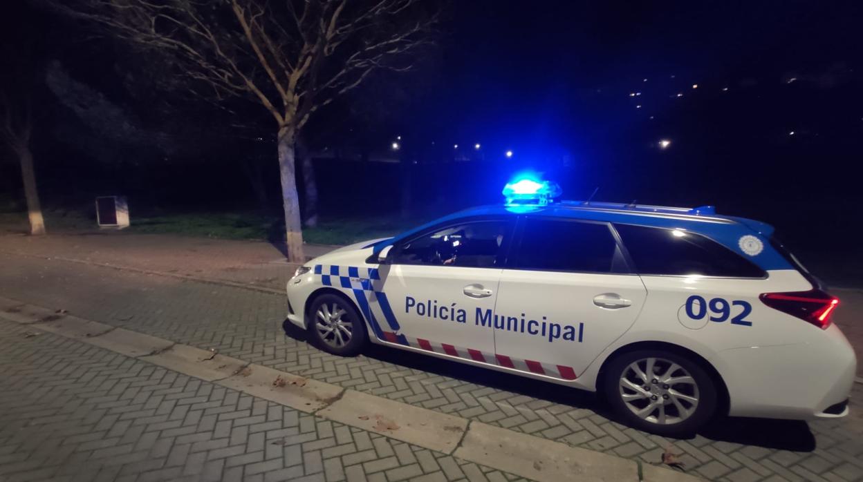 Unode los coches de Policía que intervinieron en la noche del viernes en el barrio de Parquesol de Valladolid