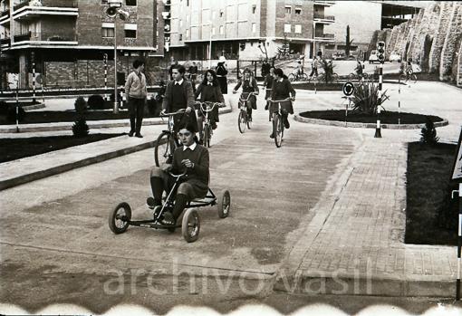 Primeros coches y bicicletas usados en el parque