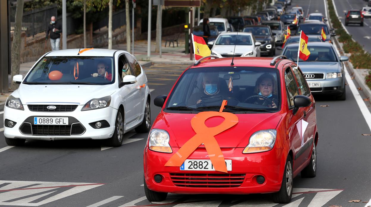 Los vehículos, muchos con familias en su interior, circularon por las principales calles de las ciudades