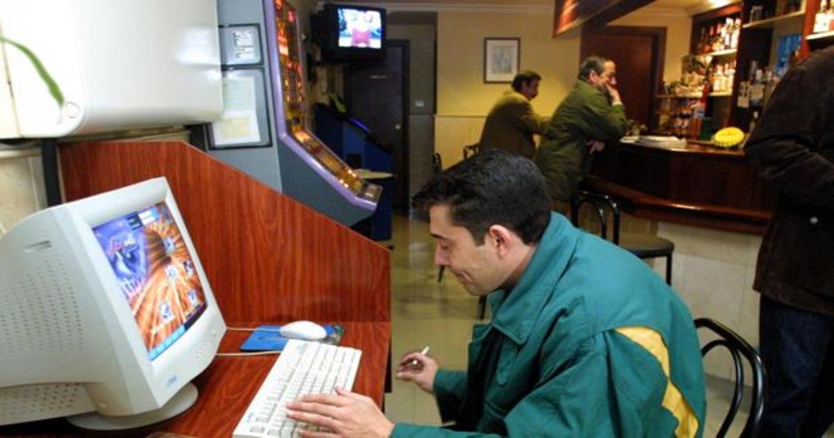 Una persona accede a internet en un bar.