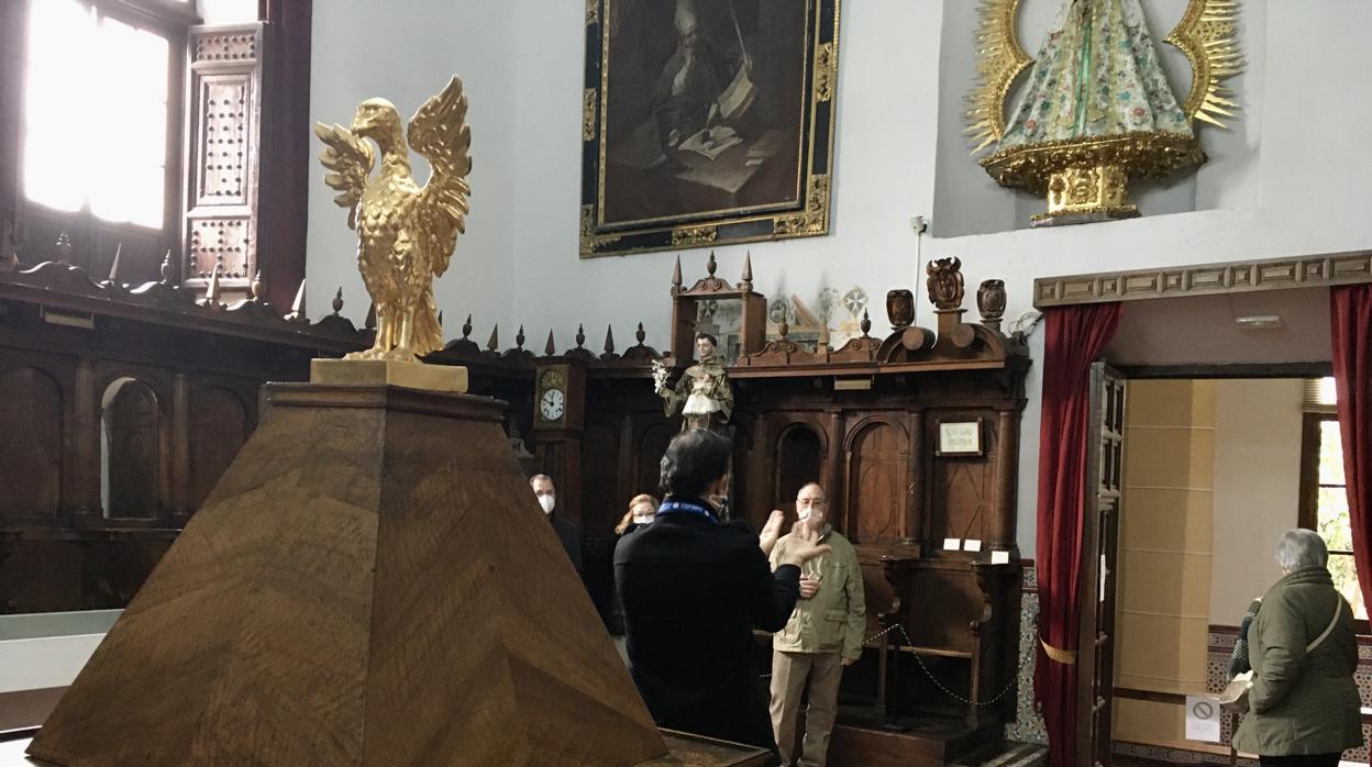 El guía Juan Ignacio Vázquez explicando el coro; al fondo, el patio de los naranjos