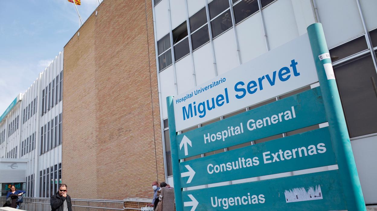 Acceso principal de usuarios al Hospital Miguel Servet de Zaragoza, el mayor hospital de Aragón