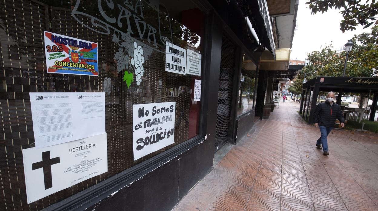 Carteles de protesta en un local de hostelería, cerrada de nuevo por el Covid-19 desde el pasado 6 de noviembre