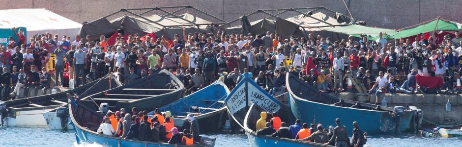 Migrantes hacinados en el muelle de Arguineguín, Gran Canaria, este verano