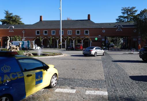 La plaza de entrada a La Moraleja, con menos tráfico del habitual