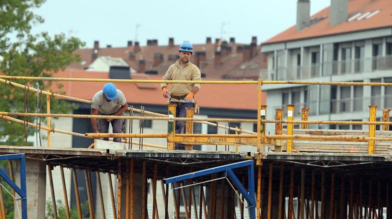 Operarios en un edificio en construcción el pasado mes de abril