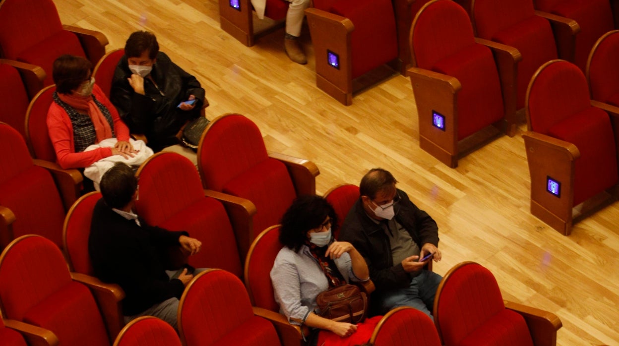 Espectadores con mascarilla asisten a su espectáculo teatral