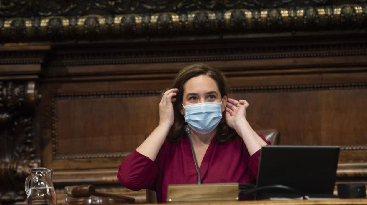 La alcaldesa de Barcelona, Ada Colau, durante un pleno en el Ayuntamiento