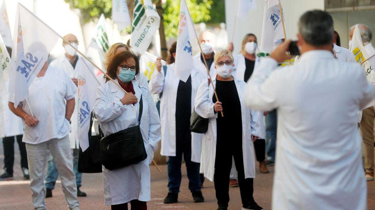 Imagen de una concentración de un grupo de médicos en Massanassa (Valencia)