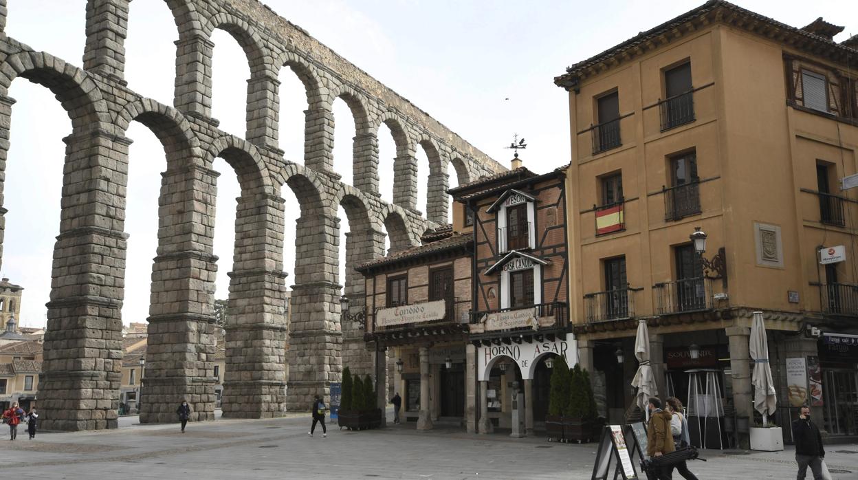 Locales de hostelería cerrados y con las terrazas recogidas en Segovia dentro las restricciones para frenar el Covid-19