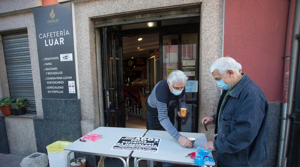 Un café para llevar ante las nuevas restricciones en Vilalba (Lugo)