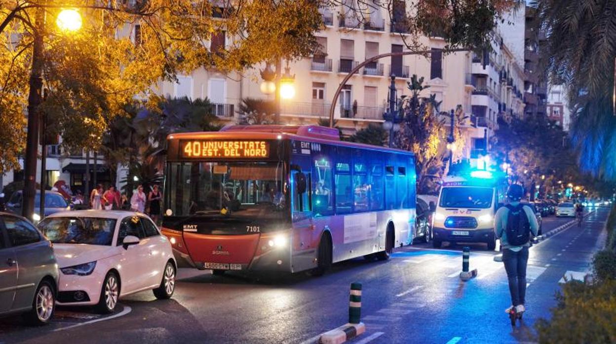 Un autobús urbano y una ambulancia en una calle de Valencia, en imagen de archivo