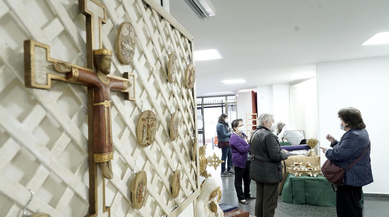 Imagnen de la exposición benéfica de Valencia con piezas de artesanía monástica