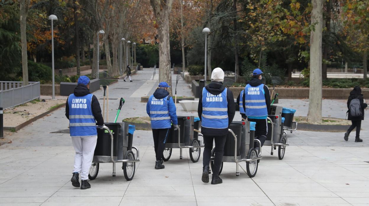 Uno de los equipos que ha estado limpiando la zona de Azca para conmutar su sanción