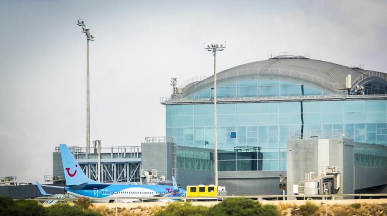 Un avión en las instalaciones del aeropuerto de Alicante-Elche Miguel Hernández