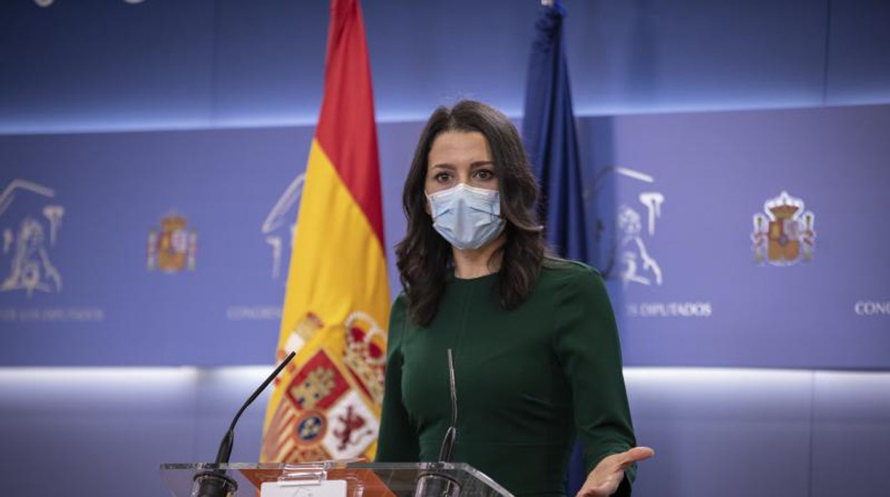 Inés Arrimadas, ayer en la rueda de prensa en la que anunció el voto en contra de Cs