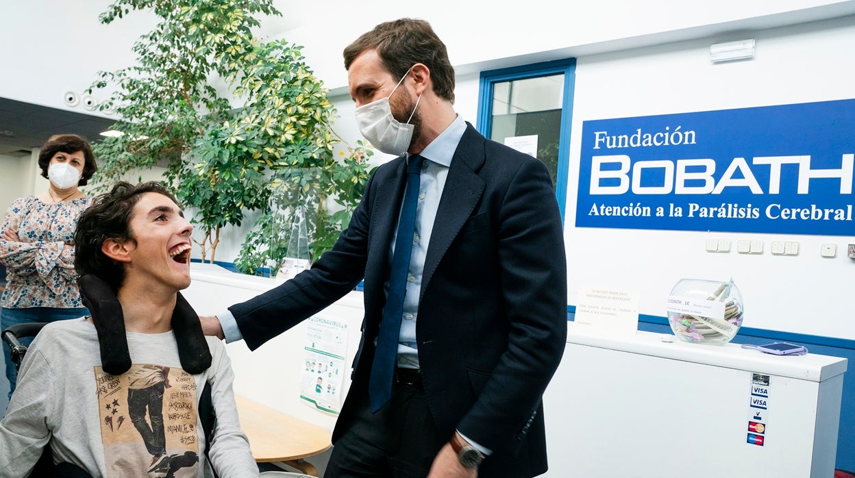 Pablo Casado , durante su visita a la Fundación Bobath