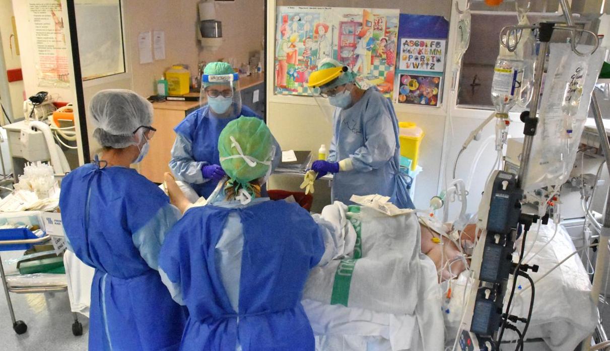 Un paciente Covid es atendido en un hospital de Castilla-La Manch