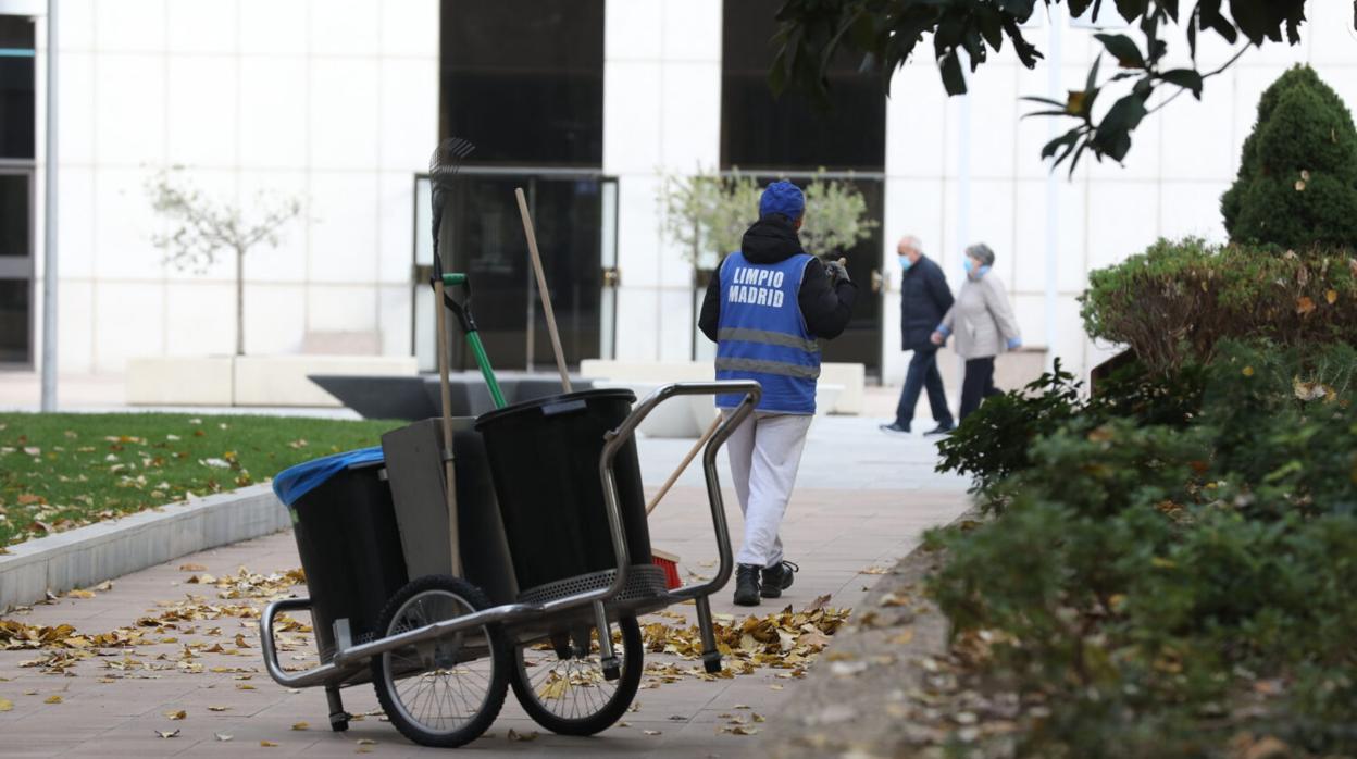 El joven grafiero que limpia Azca para pagar su multa de 2.300 euros