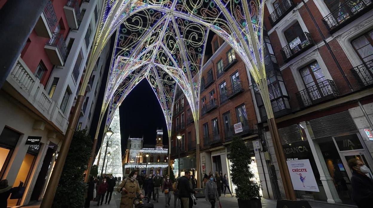 Una céntrica calle vallisoletana, iluminada ya por las fiestas de Navidad