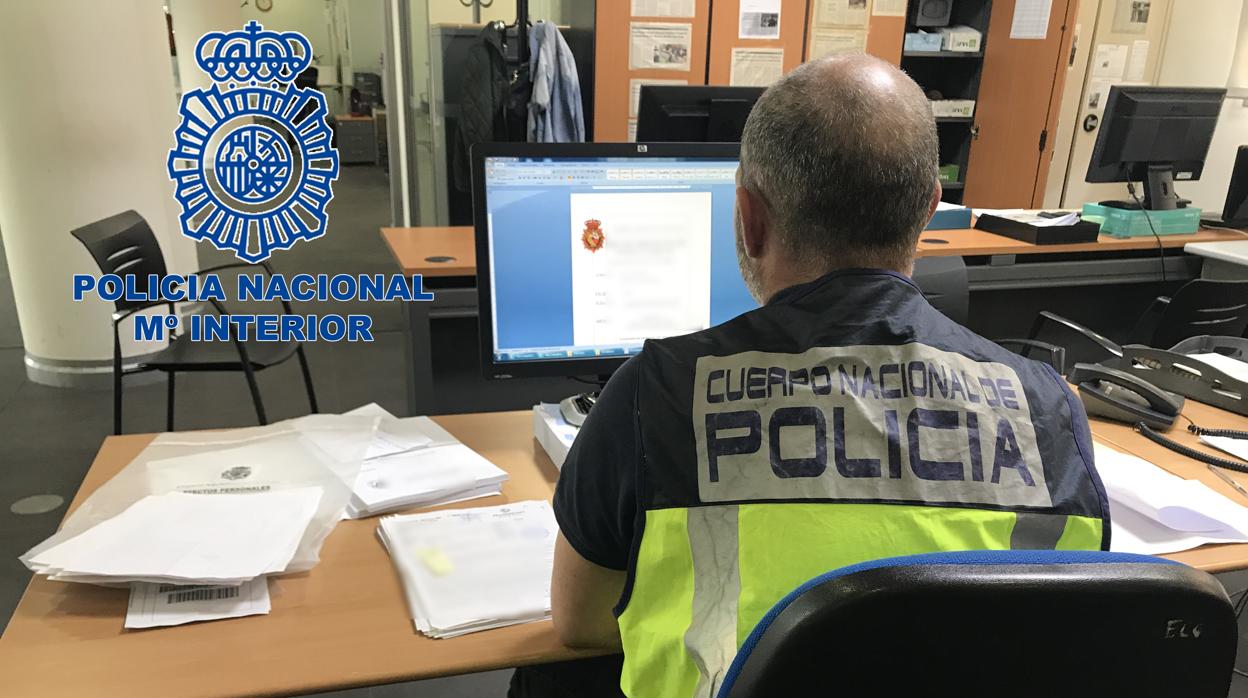 Un investigador de la Policía Nacional consultando en Internet