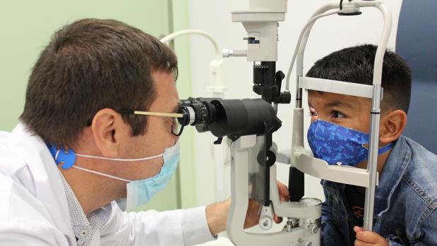 Evitan la ceguera a un niño con un cáncer ocular severo inyectándole un virus modificado para atacar al tumor