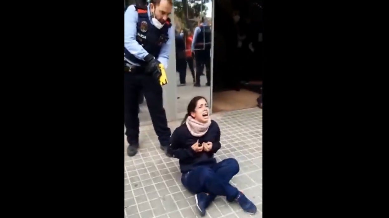 Momento de la detención de la joven en Sabadell