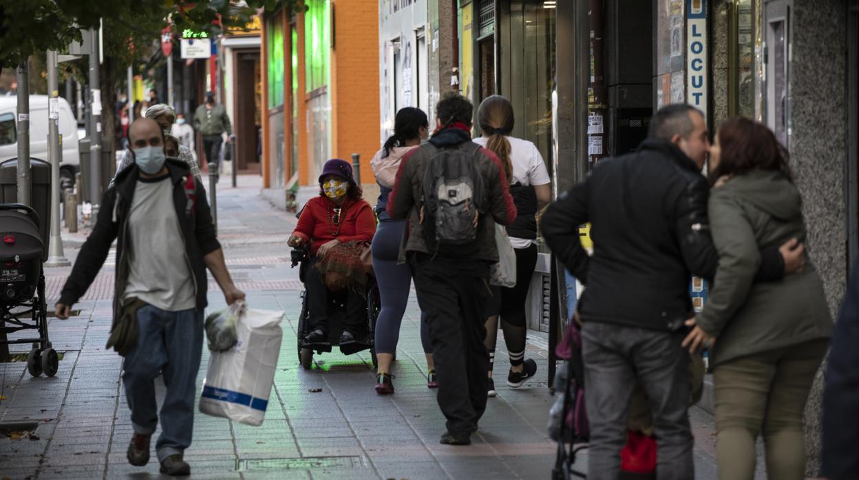 Varias personas, en una calle del distrito madrileño de Puente de Vallecas