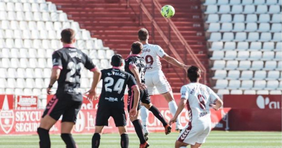 Ortuño trata de controlar un balón