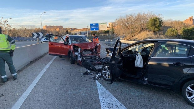 Un kamikaze causa un accidente con dos heridos mientras huía de la Policía