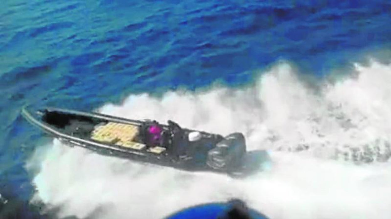 Una planeadora transporta fardos de droga