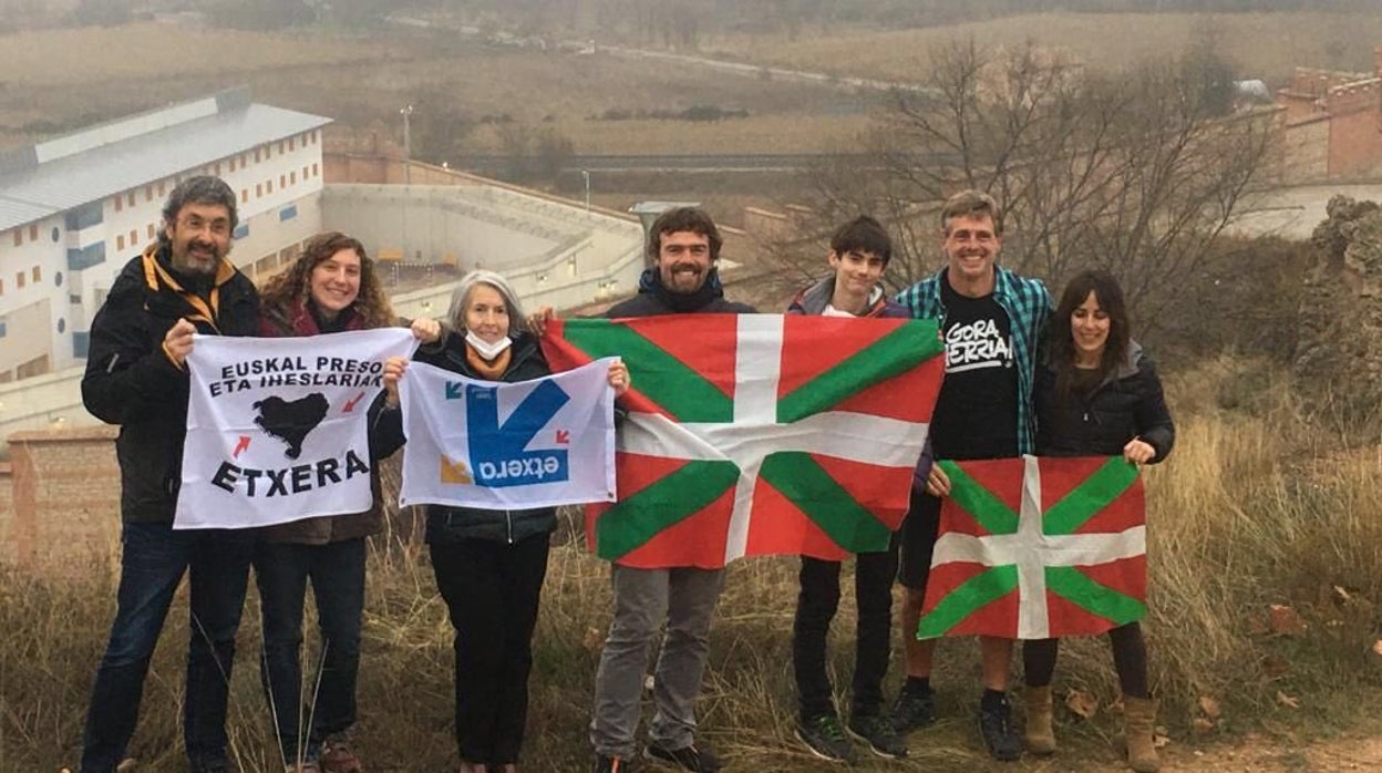 Asier Ormazábal, con sus allegados tras salir de prisión el domingo